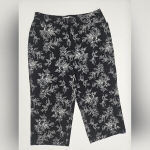 Croft & Barrow Womens sz 12 Capri Slimming Stretch BLACK & WHITE Floral Shorts